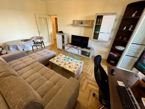Dnevna soba sa garniturom, TV komodom i radnim stolom. - image 2