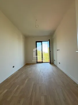 Prazna soba sa drvenim podom i izlazom na terasu. - image 3