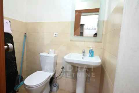 Manje kupatilo sa umivaonikom, WC šoljom i ogledalom. - image 15