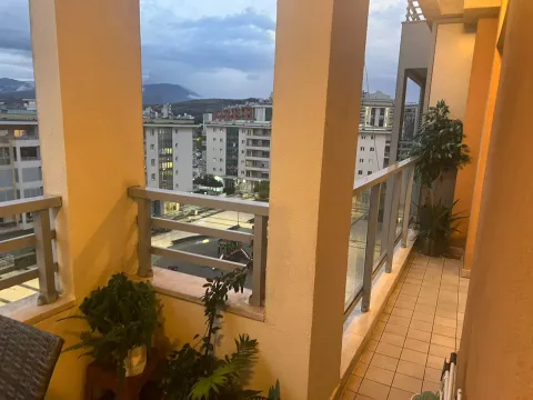Prostrana terasa sa pogledom na okolne zgrade i gradsku ulicu. - image 18