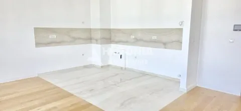 Prazan prostor predviđen za kuhinju sa keramičkim pločicama na zidu i podu. - image 4