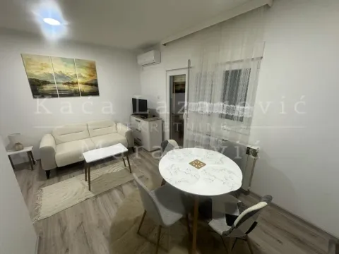 Izdavanje, trosoban stan, 48m², Voždovac Sve Podlokacije, Beograd - image 1