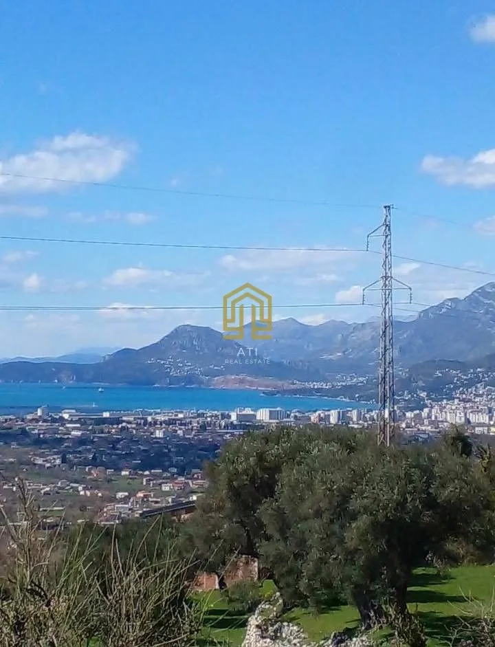 Pogled na more i grad sa terase ili placa.