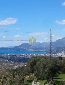 Pogled na more i grad sa terase ili placa. - image 2