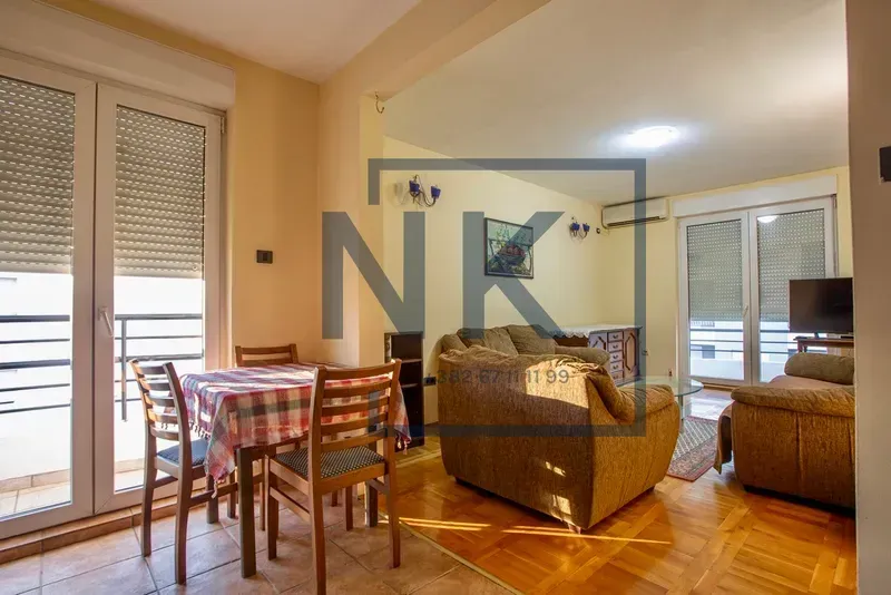 Living room with dining area and access to the terrace.