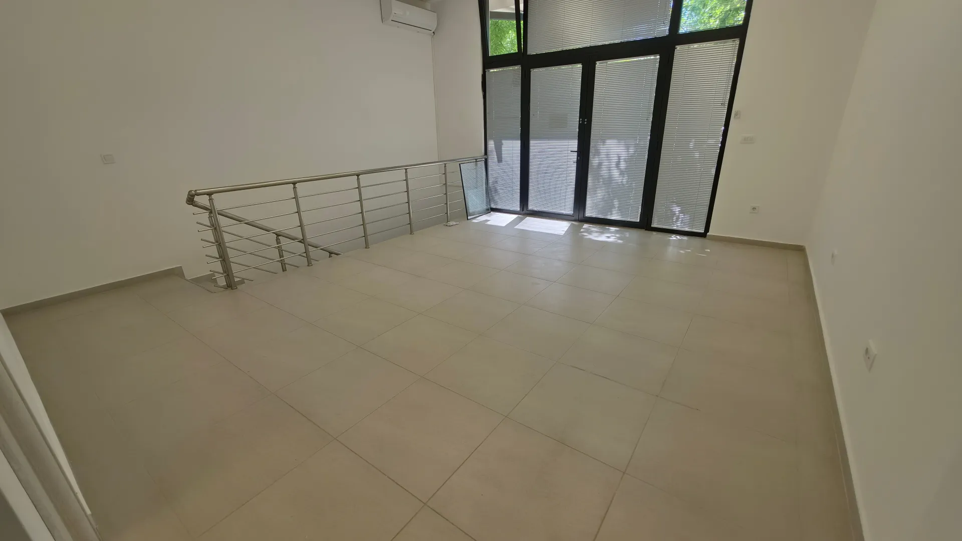 Izdavanje, poslovni prostor, 115m², Blok 9, Podgorica