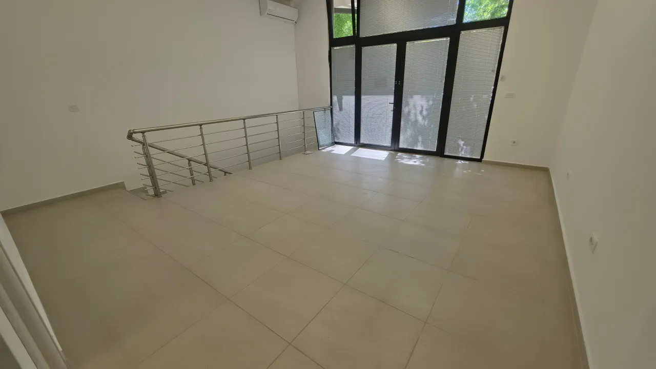 Izdavanje, poslovni prostor, 115m², Blok 9, Podgorica