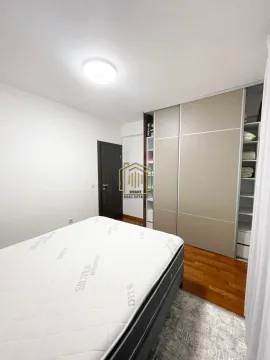 Spavaća soba sa bračnim krevetom i ugradnim plakarom. - image 12