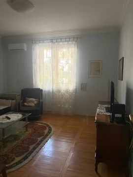 Dnevna soba sa garniturom, televizorom i drvenim podom. - image 4