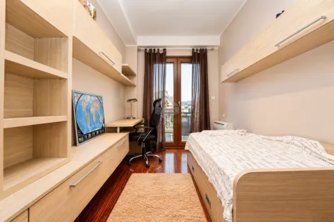 Manja spavaća soba sa krevetom, radnim stolom i ugradnim ormarima. - image 20