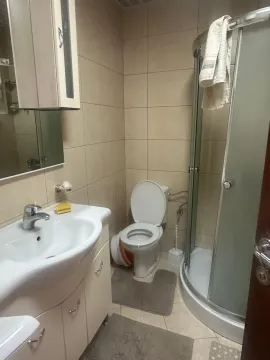 Manje kupatilo sa umivaonikom, wc šoljom i tuš kabinom. - image 9