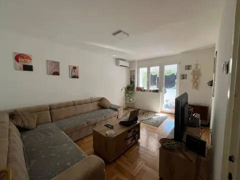 Dnevna soba sa garniturom, stočićem i televizorom. - image 2