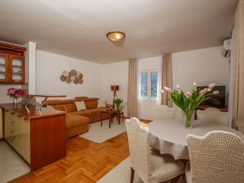 Rent, two bedroom apartment, 69m², Dobrota, Kotor - image 3