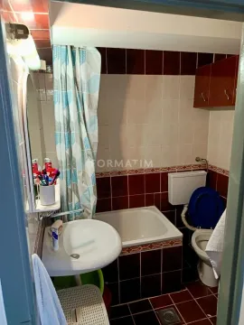 Manje kupatilo sa kadom, umivaonikom i toaletom. - image 7