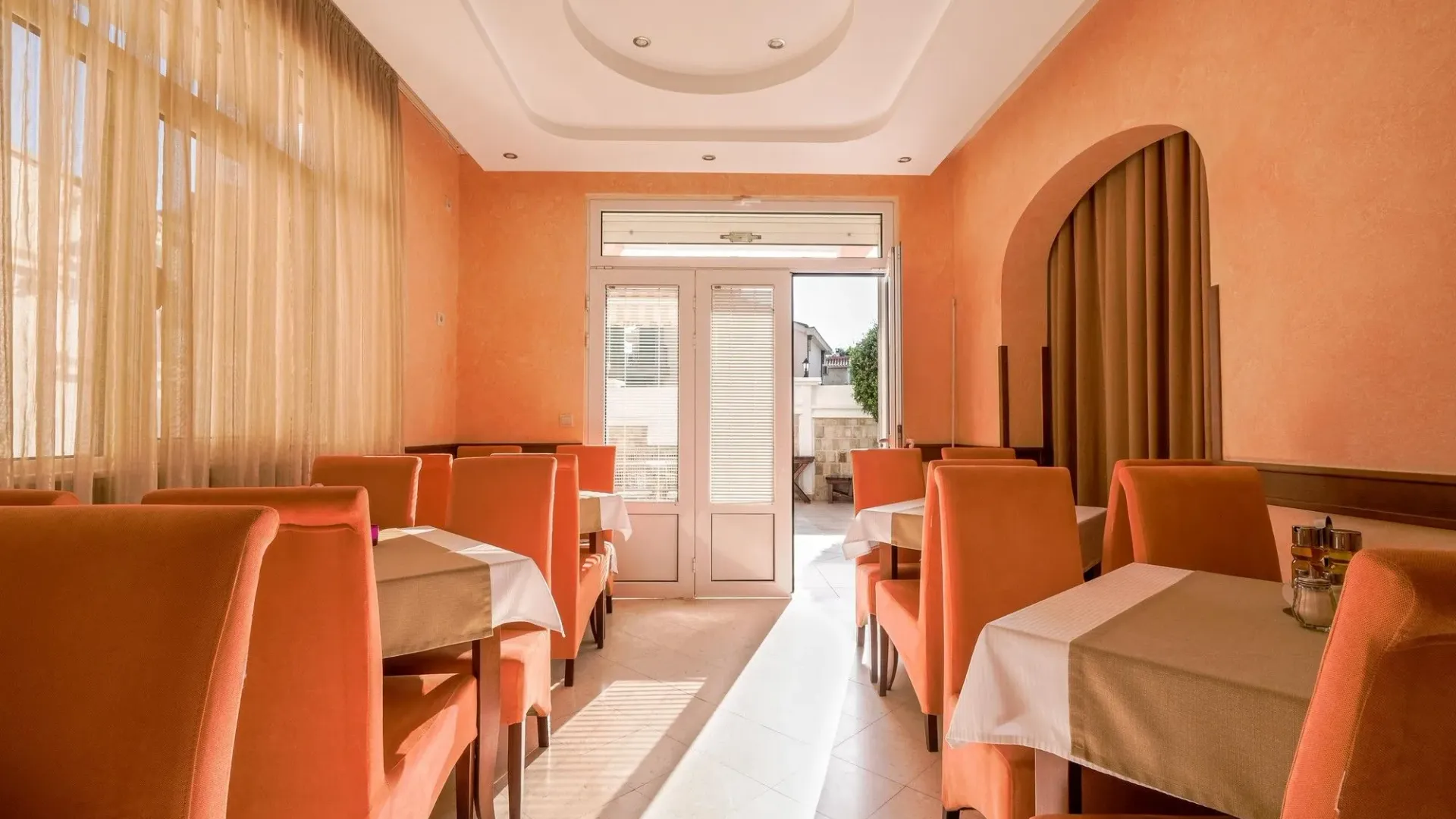 Sale, hospitality venue, 1256m², Podkošljun, Budva