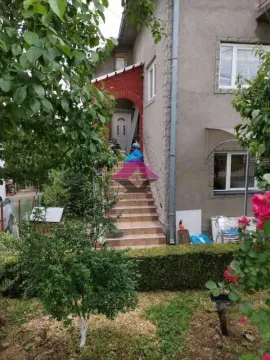 Spoljašnji izgled kuće sa stepeništem i dvorištem. - image 2