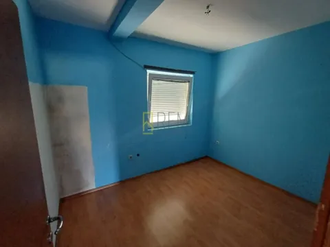 Prazna soba sa plavim zidovima i laminatom. - image 8