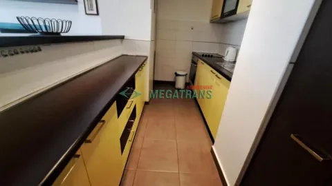 Manja kuhinja sa žutim elementima i tamnim radnim površinama. - image 9