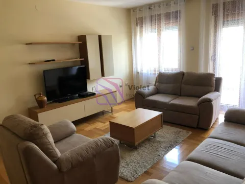 Dnevna soba sa garniturom, TV komodom i stočićem. - image 5