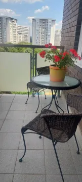 Namešten balkon sa stolom, stolicama i cvećem. - image 14