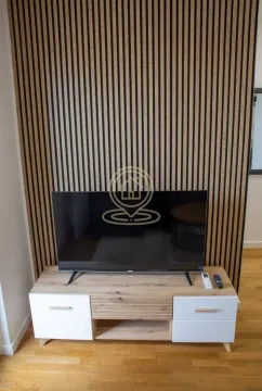 TV komoda sa televizorom ispred zidne drvene obloge. - image 8
