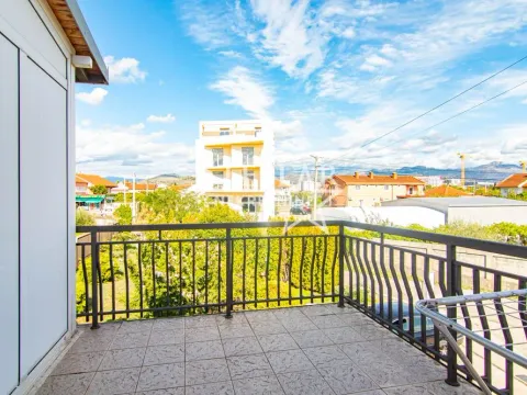 Izdavanje, trosoban stan, 130m², Gornja Gorica, Podgorica - image 16