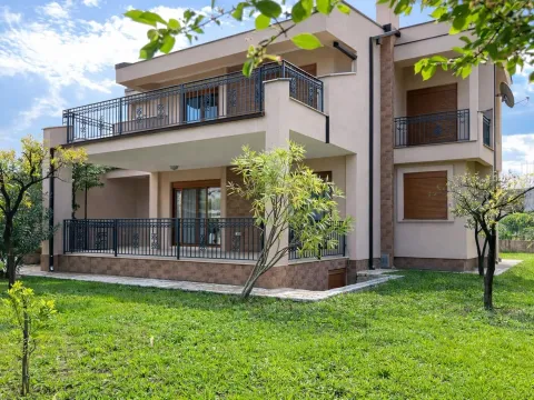 Sale, house, 270m², Centar, Bar - image 2