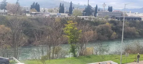 Pogled na rijeku i okolni pejzaž sa nekretnine. - image 6