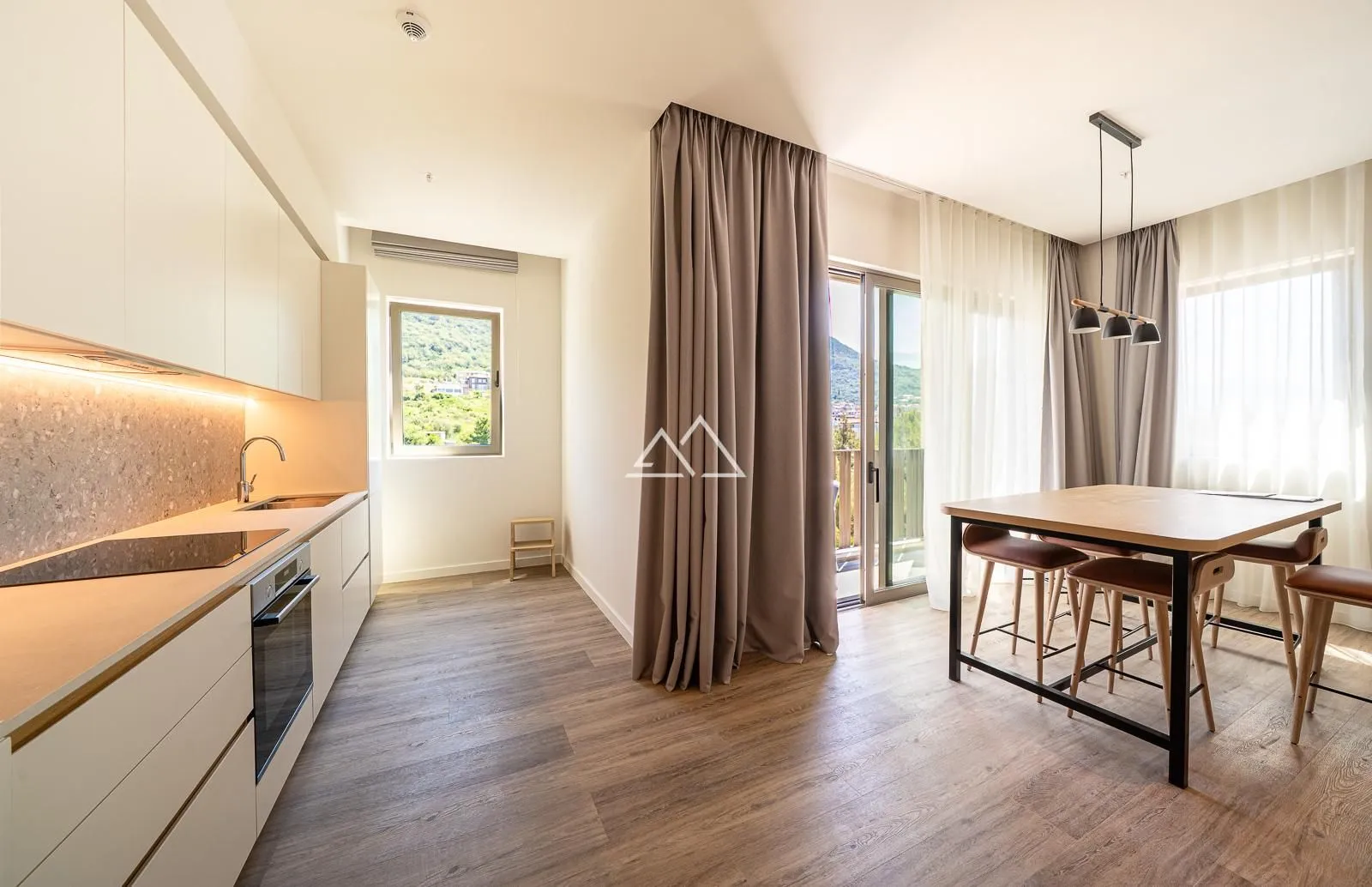 Prodaja, dvosoban stan, 91m², Centar, Tivat