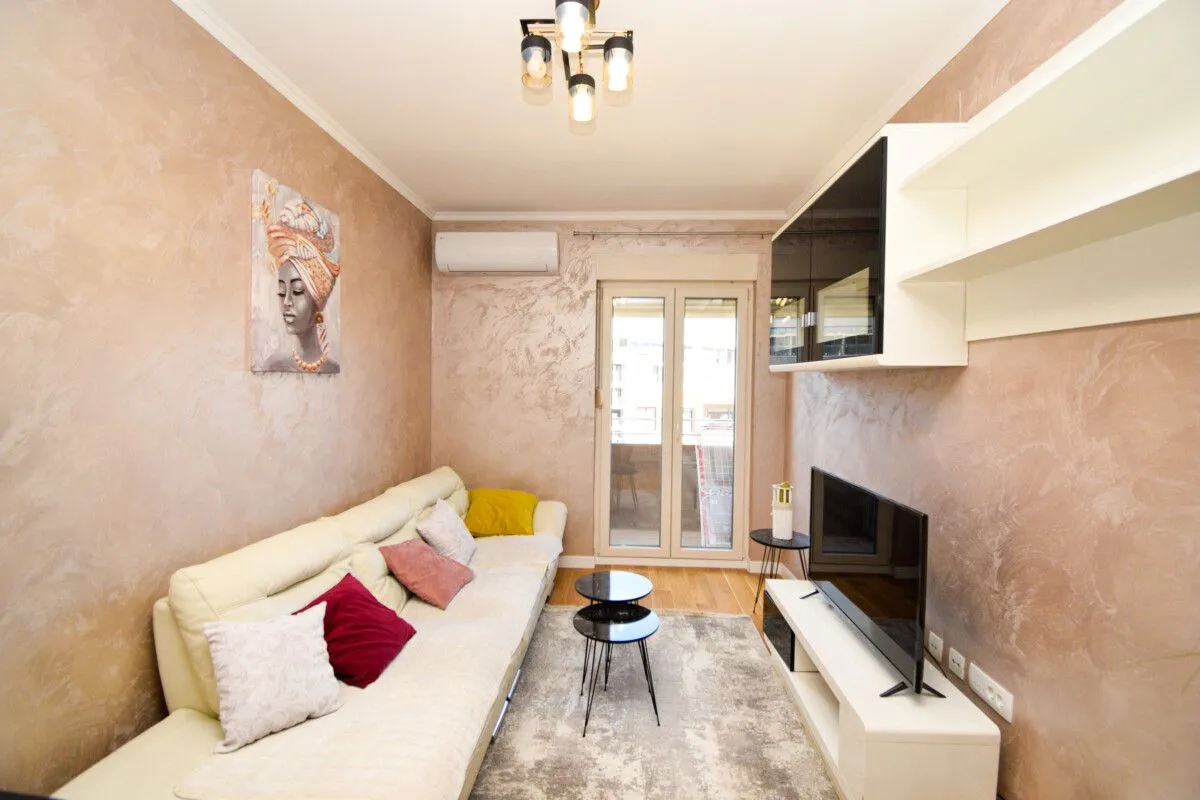 Izdavanje, jednosoban stan, 42m², Central Point, Podgorica