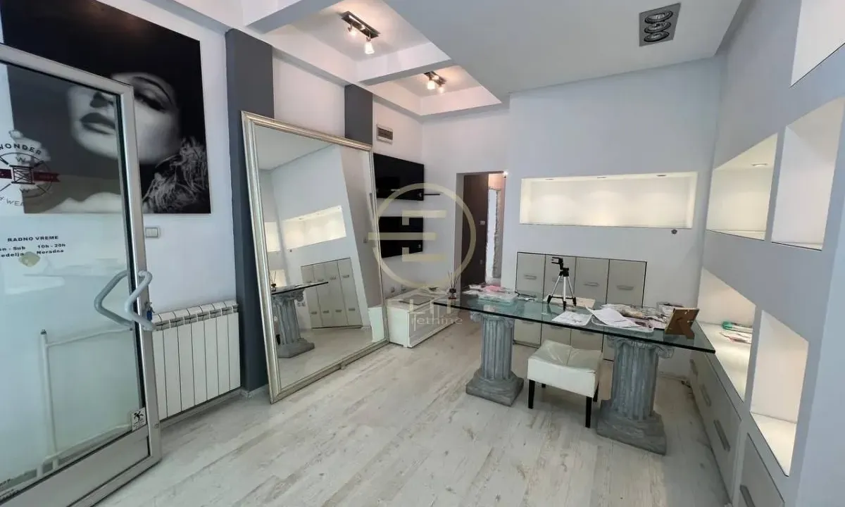 Izdavanje, poslovni prostor, 53m², Centar, Novi Sad