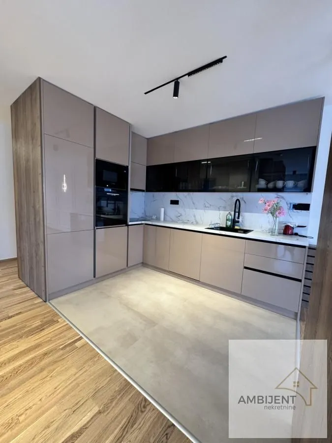 Prodaja, četvorosoban stan, 116m², Stari Banovci, Stara Pazova