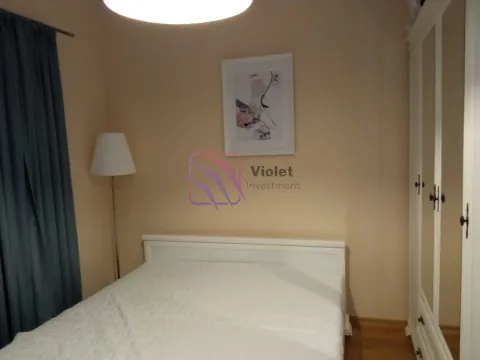 Manja spavaća soba sa bračnim krevetom, garderobom i lampom. - image 15