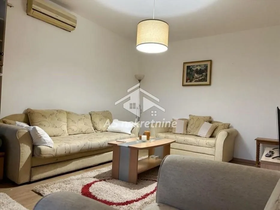 Living room furnished with a seating set and a coffee table.
