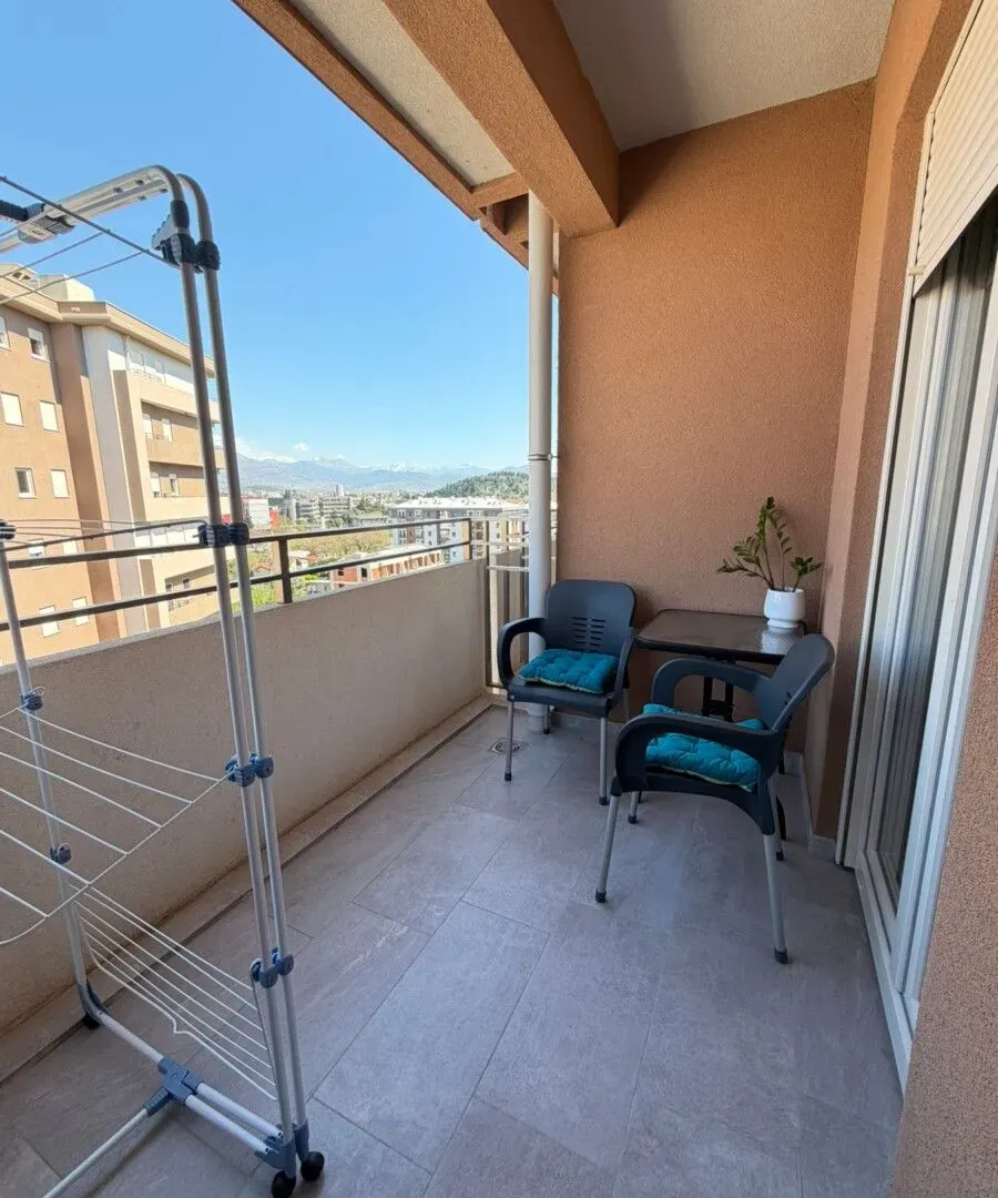 Izdavanje, jednosoban stan, 49m², Central Point, Podgorica