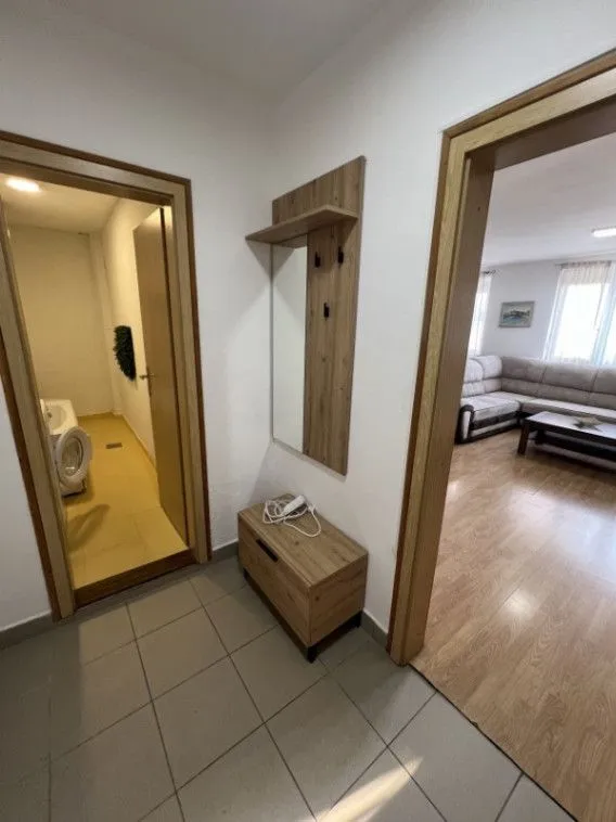 Izdavanje, dvosoban stan, 70m², Centar, Bar