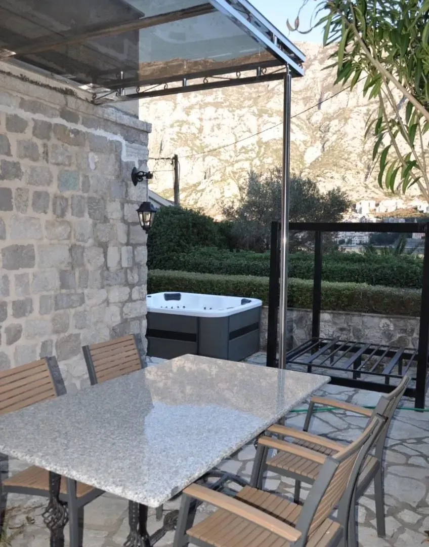 Sale, three bedroom apartment, 110m², Prčanj, Kotor