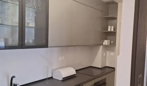 Moderna kuhinja sa sivim elementima i ugradnom pločom. - image 8