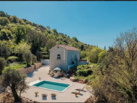 Izdavanje, četvorosoban stan, 250m², Kotor, Crna Gora