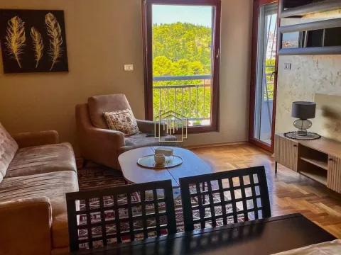 Izdavanje, dvosoban stan, 70m², Pobrežje, Podgorica