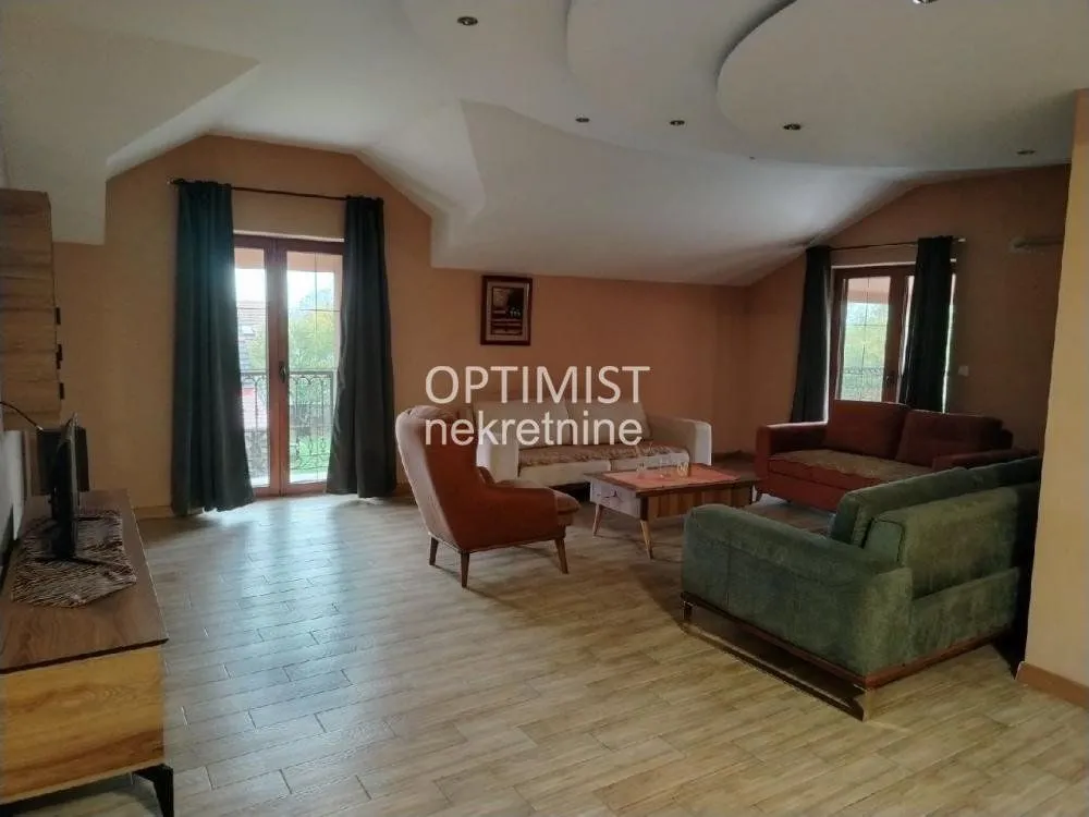 Izdavanje, četvorosoban stan, 220m², Surčin, Beograd