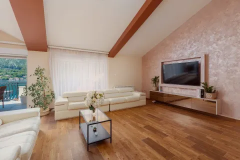 Spacious living room with sofa, TV and access to the terrace with sea view. - image 10
