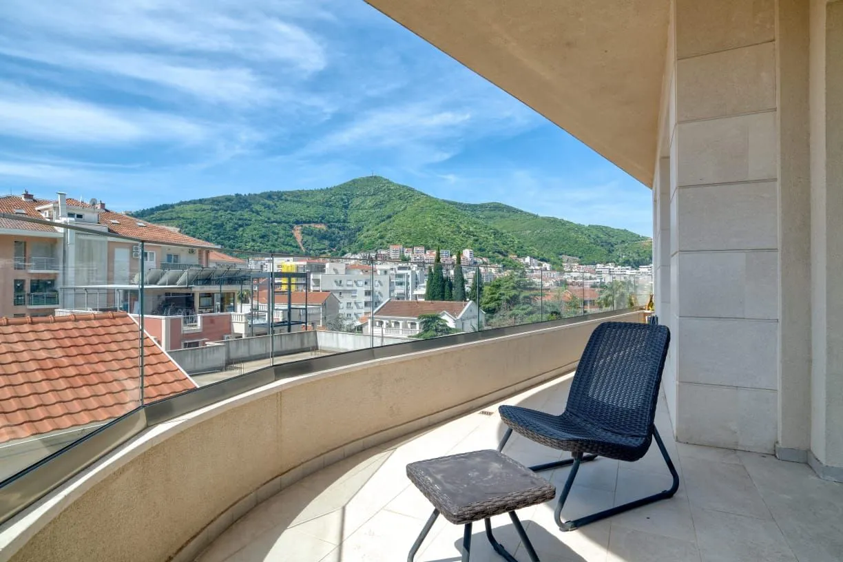 Izdavanje, trosoban stan, 145m², Centar, Budva