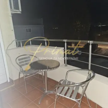 Nameštena terasa sa stolom i dve stolice noću. - image 11