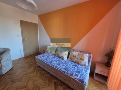 Dnevni boravak sa kaučem i parketom na podu. - image 17