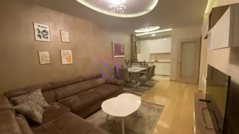 Dnevna soba sa ugaonom garniturom, trpezarijom i kuhinjom u pozadini. - image 5