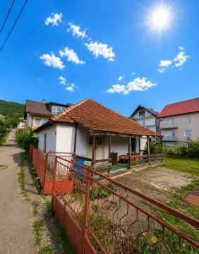 Pogled na stariju prizemnu kuću sa dvorištem i ogradom. - image 6