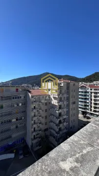 Pogled sa terase na okolne stambene zgrade i brdo. - image 17