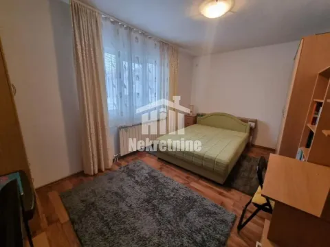 Nameštena spavaća soba sa bračnim krevetom, ormarima i prozorom sa zavesama. - image 14