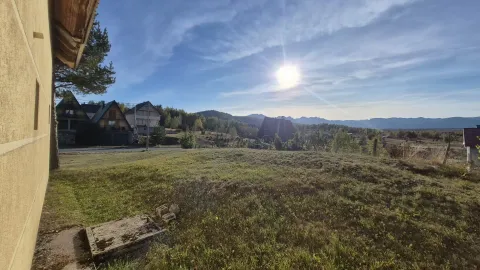 Dvorište kuće sa pogledom na okolnu prirodu i planine. - image 6